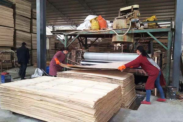 樱桃视频APP下载直播工人师傅正在涂胶